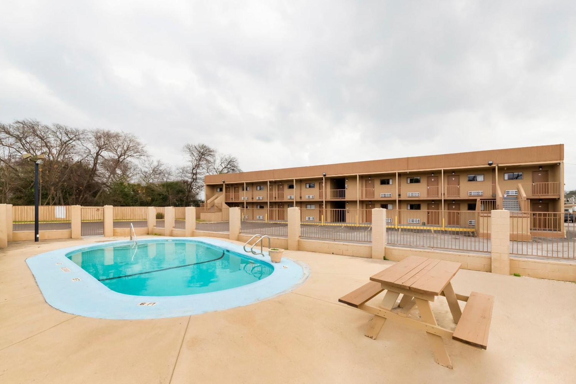 Oyo Hotel San Antonio Lackland Afb Seaworld Hwy 90 W Екстериор снимка
